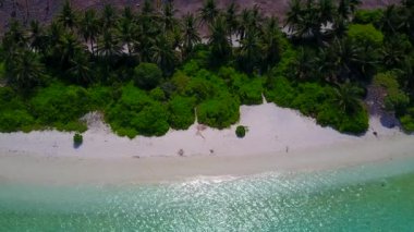 Cennetin gökyüzünü kopyalayın tatil beldesi sığ deniz ve beyaz kumlu arka plan resifin yanında