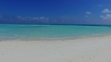 Turkuaz okyanus ve resif yakınlarındaki beyaz kumlu arka plan ile lüks tatil beldesi sahil gezisi.