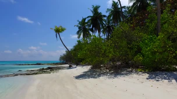 Letni pejzaż morski doskonałej zatoki plaża podróż przez aqua błękitne morze i biały piasek tło w pobliżu palm — Wideo stockowe