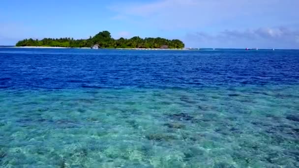 Textura diurna de la playa de la bahía tropical rompen por laguna verde azul y fondo de arena blanca después del amanecer — Vídeo de stock