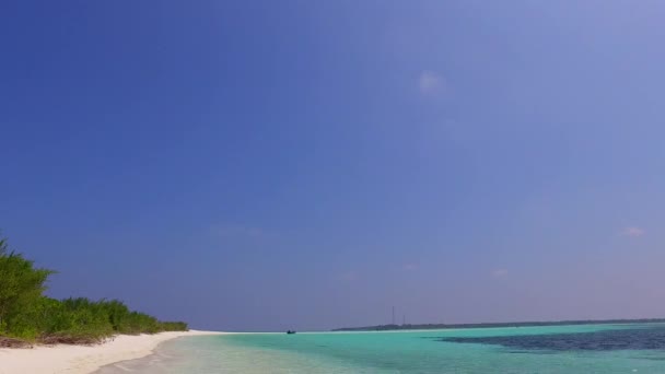 Теплый ландшафт красивого пляжа с видом на море отдыха у голубого океана и яркий песок на фоне волн — стоковое видео