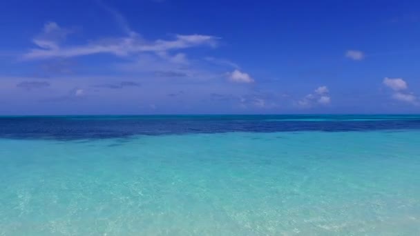 Paisagem espaço cópia de praia marinha quebrar por águas rasas com fundo de areia brilhante perto de ondas — Vídeo de Stock