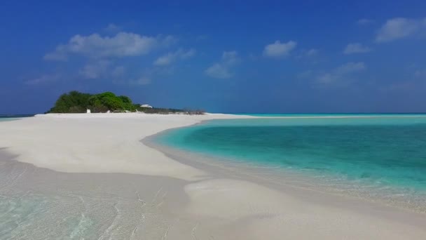 Sahil şeridinin deniz manzarasını kopyala Mavi yeşil deniz ve tatil köyü yakınlarındaki temiz kumlu zemin — Stok video