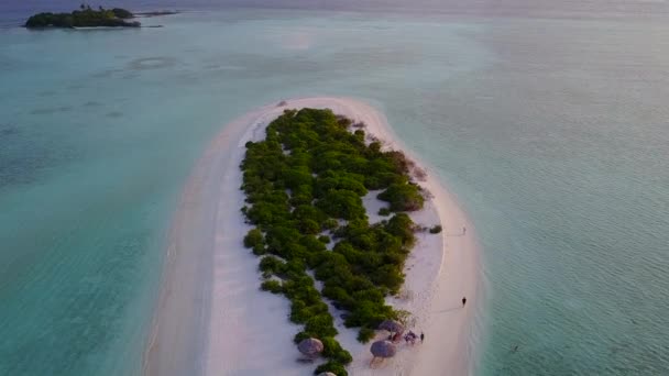 Беспилотник воздушный пейзаж идиллический остров отдыха на берегу моря голубой водой с чистым песчаным фоном — стоковое видео