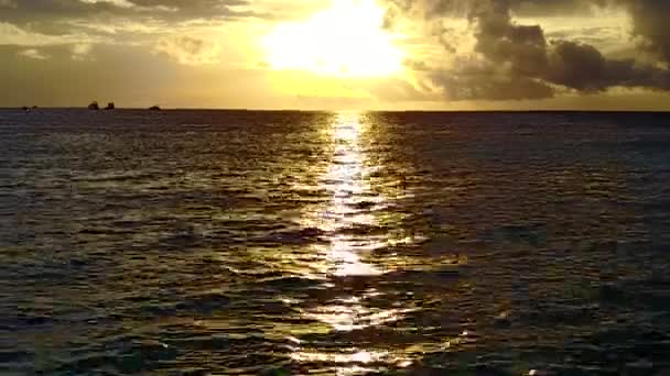 Vista marinha quente da viagem perfeita da praia da costa pela água verde azul e fundo arenoso branco após o nascer do sol — Vídeo de Stock