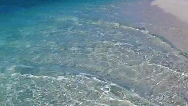 Gros plan tourisme de luxe lagon plage style de vie par mer claire avec fond de sable blanc avant le coucher du soleil — Video