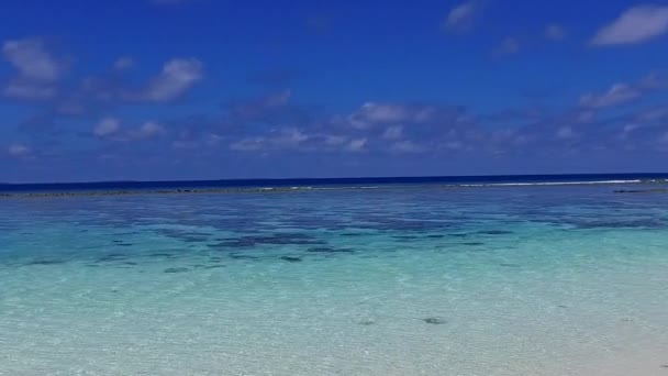 Drone widok panorama doskonałej linii brzegowej plaży break przez niebieski ocean z czystym tle piasku — Wideo stockowe