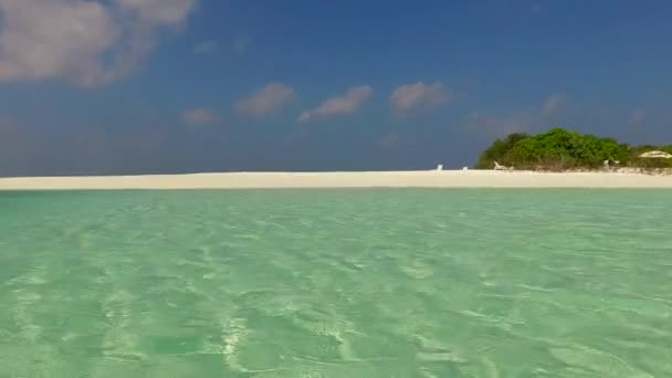 Kopiuj przestrzeń krajobraz luksusowej plaży dzikiej przyrody przez niebieską lagunę z białym tle piasku po wschodzie słońca — Wideo stockowe