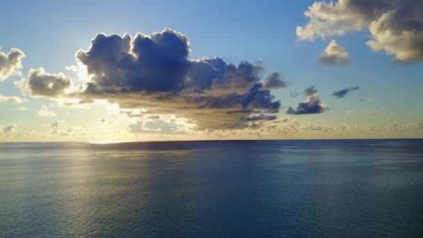 Letecké drone scenérie dokonalé Bay Beach dovolená u aqua modré laguny a jasného písku pozadí — Stock video