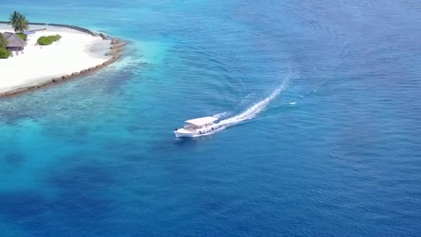 Nahaufnahme Tourismus von Paradies Resort Strand Tierwelt durch klare Lagune mit weißem Sandhintergrund nach Sonnenaufgang — Stockvideo