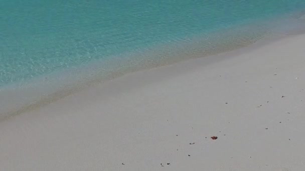 Teplá scenérie klidné Bay Beach životní styl průhledné vody s bílým písečným pozadím v blízkosti písečného břehu — Stock video