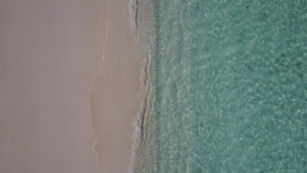 Résumé diurne de détente île plage pause par lagon turquoise et fond de sable brillant après le lever du soleil — Video