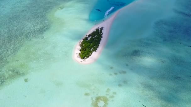 Aerial drone turizmus paradicsom tengeri kilátás strand idő által aqua kék víz és tiszta homokos háttér — Stock videók