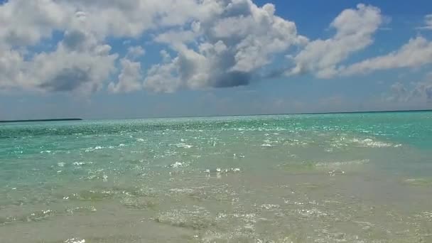 Gün doğumundan sonra parlak kumlu arka planda şeffaf deniz kenarında güzel ada plaj yolculuğunun gündüz gökyüzü — Stok video