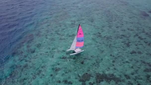 Zonnige zeegezicht van exotische toeristische strand reis door aqua blauwe oceaan met wit zand achtergrond in de buurt van rif — Stockvideo