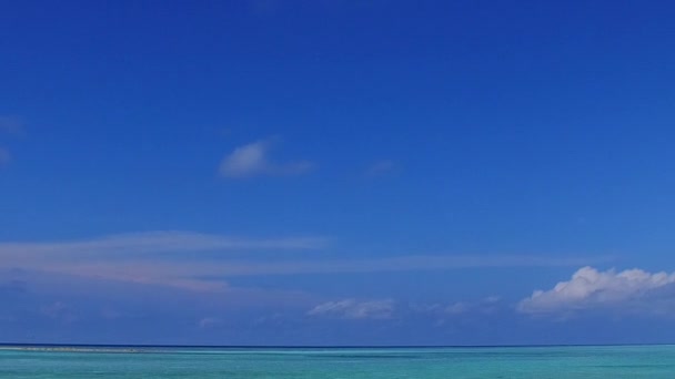 Nature ensoleillée de belles vacances à la plage touristique par l'eau bleue et un fond sablonneux propre après le lever du soleil — Video