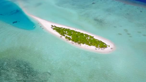 Warme reis van idyllisch resort strand avontuur door blauwe lagune met wit zand achtergrond in de buurt van resort — Stockvideo