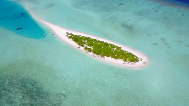 Viajes cálidos de idílica aventura en la playa junto a la laguna azul con fondo de arena blanca cerca del resort — Vídeo de stock