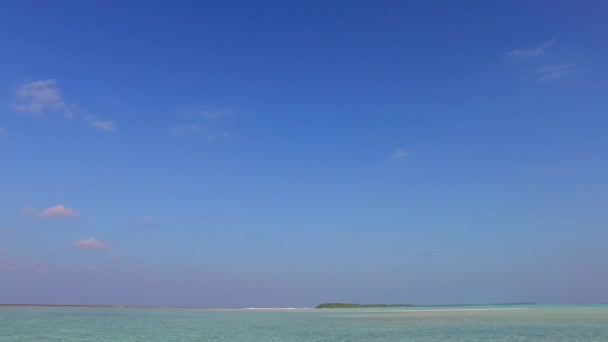 Széles látószögű ég tengerparti strand nyaralás kék tenger fehér homokos háttér napkelte után — Stock videók
