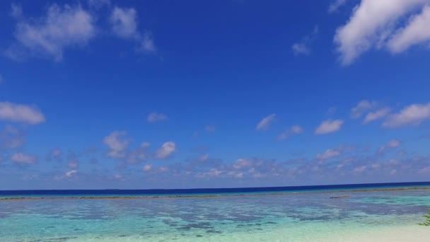 Voyage de jour d'excursion sur la plage de la côte relaxante par eau claire avec fond de sable blanc près des vagues — Video