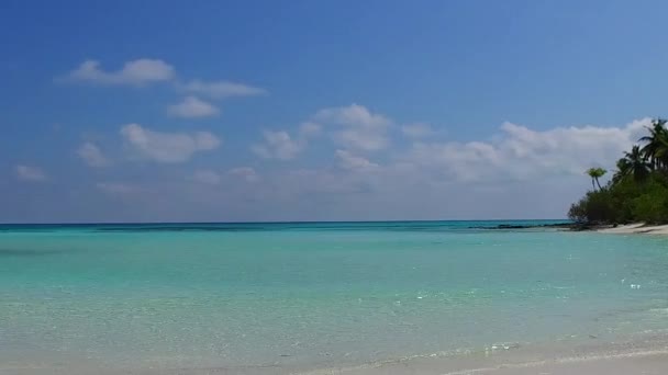 砂浜の近くに白い砂の背景を持つ青い海による海洋ビーチタイムの空の風景 — ストック動画