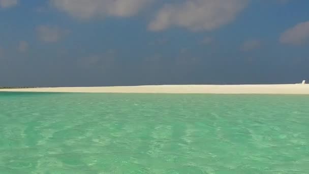 Natura soleggiata di idilliaca spiaggia resort avventura dal mare blu e sfondo di sabbia bianca vicino banco di sabbia — Video Stock