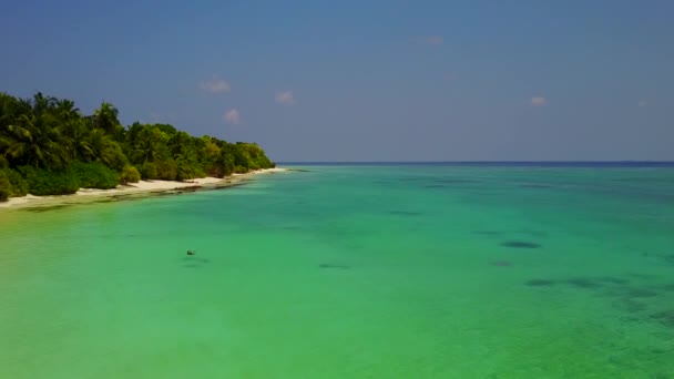 Drone natura di lusso turistico viaggio sulla spiaggia da oceano blu con sfondo di sabbia bianca — Video Stock