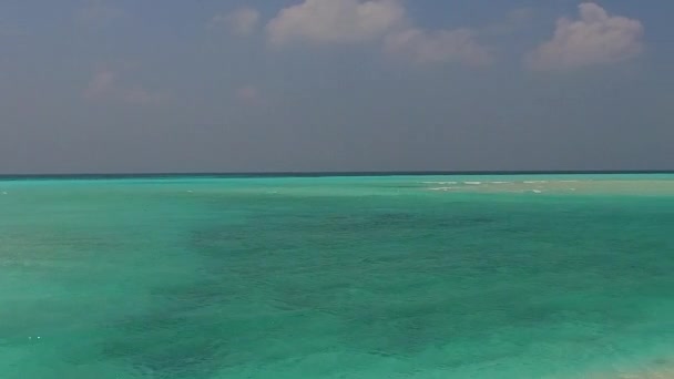 Soligt landskap av lyx vik strand livsstil av aqua blått hav med vit sand bakgrund i solljus — Stockvideo