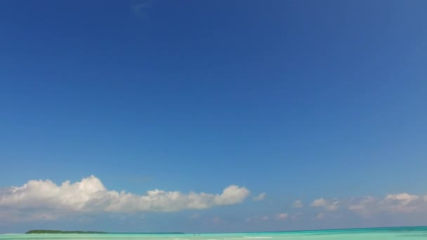 Sommar abstrakt av lugn kust strand tid av blått vatten med vit sand bakgrund nära sandstrand — Stockvideo