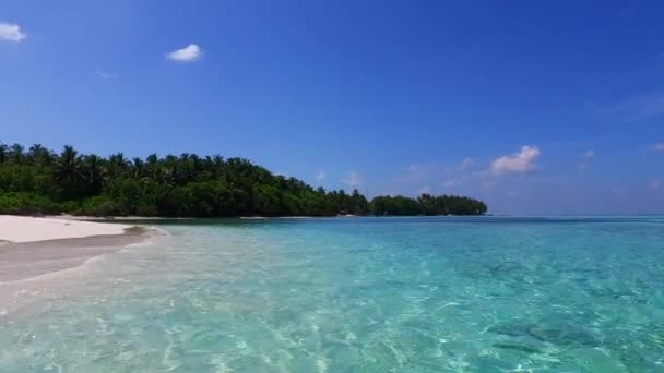 Ciepłe niebo egzotycznej plaży wyspy break przez niebieską lagunę i biały piasek tło w pobliżu piaskownicy — Wideo stockowe