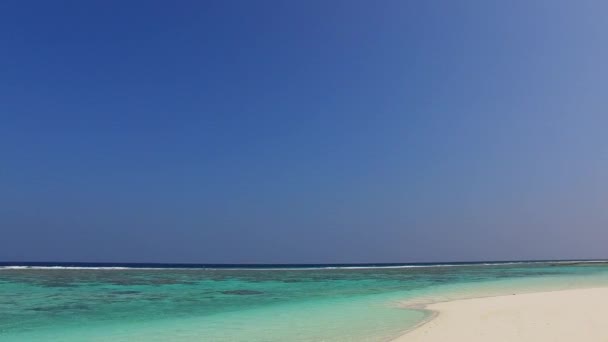 Széles látószögű táj tengeri sziget strand utazás sekély lagúna és tiszta homokos háttér napfényben — Stock videók
