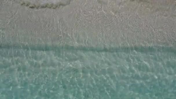 Varm himmel av exotiska Bay Beach tid av blå grön lagun och vit sandstrand bakgrund nära sandbank — Stockvideo