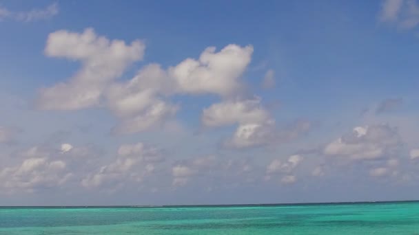 Nappali turizmus gyönyörű turisztikai strand utazás türkiz óceán fehér homok háttér közelében homokbár — Stock videók