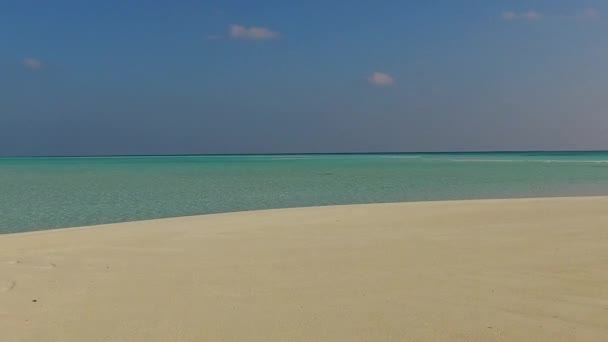 Cálido paisaje marino de la isla exótica viaje de playa por el agua azul y el fondo de arena blanca cerca de las palmas — Vídeos de Stock