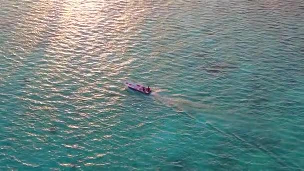 Weitwinkel-Abstract von Marine Resort Strandreise durch blaugrünes Wasser mit weißem Sandhintergrund in der Nähe des Resorts — Stockvideo