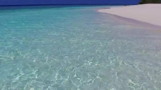 Brede hoek abstracte van rustige eiland strand vakantie door blauwe zee met witte zandachtergrond in de buurt van rif — Stockvideo