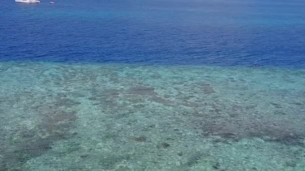 白い砂浜を背景に青いラグーンでリラックスした海の景色の空中ドローンの海の旅 — ストック動画