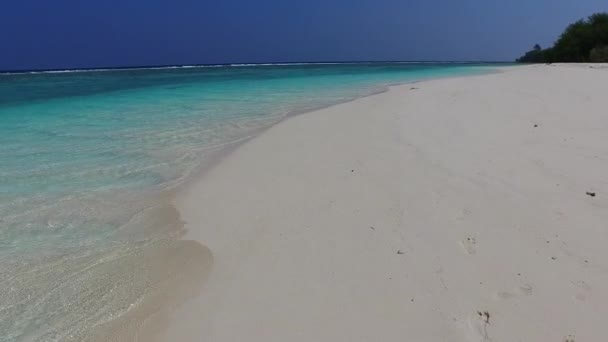 Szeroki kąt podróży luksusowy widok na morze plaża podróż przez niebieską lagunę i biały piasek tło przed zachodem słońca — Wideo stockowe