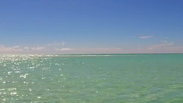 透明度の高い海とリゾート近くの明るい砂浜の背景によって海洋海岸のビーチタイムのロマンチックな空 — ストック動画