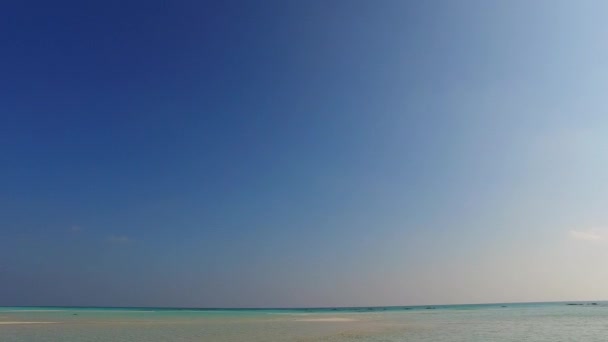 Soligt landskap tropisk vik strand semester med blå lagun och vit sand bakgrund i solljus — Stockvideo