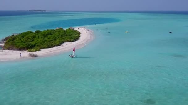 Antenn drönare textur av marina kusten strand livsstil av blå lagun och vit sand bakgrund — Stockvideo