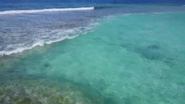 Nahaufnahme Reise von Meer Küste Strandurlaub durch flaches Wasser mit weißem Sand Hintergrund nach Sonnenaufgang — Stockvideo