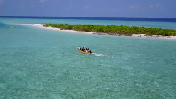 Panorama cerah dari perjalanan pantai teluk yang indah melalui laut dangkal dengan latar belakang berpasir putih sebelum matahari terbenam — Stok Video