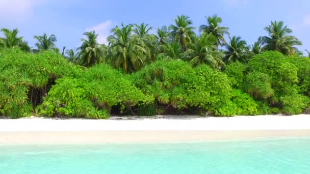 日の出後の白い砂浜の背景と青い緑の海による熱帯観光ビーチの休暇の晴れた旅行 — ストック動画
