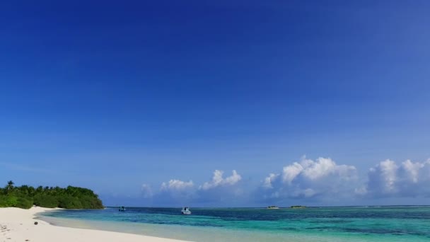 Copiar la naturaleza del espacio de vacaciones tranquilas isla playa junto a la laguna clara con fondo de arena blanca cerca del banco de arena — Vídeos de Stock