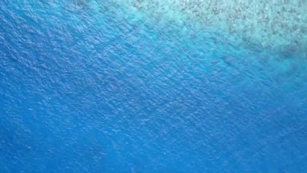 Slunečné cestování klidné pobřeží pláž přestávka u modrého moře a čisté písečné pozadí v blízkosti surfování — Stock video
