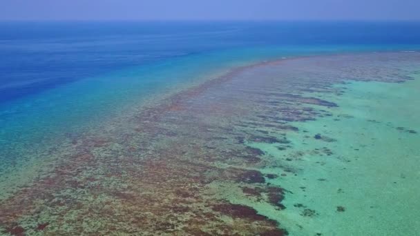 Dagtextuur van tropische kust strand vakantie door blauw groen water met witte zand achtergrond in de buurt van surfen — Stockvideo