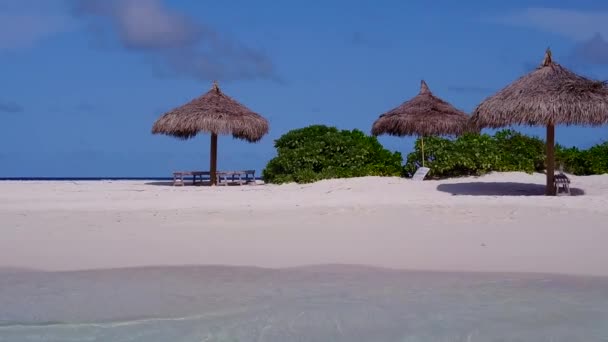 Panorama dzienna tropikalnej laguny wakacje na plaży przez przejrzyste morze i biały piasek tło w pobliżu piaskownicy — Wideo stockowe