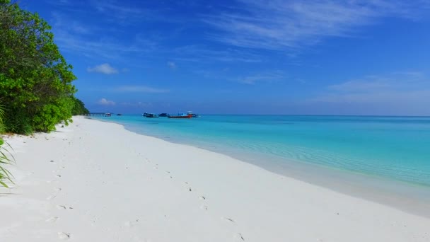 Paisaje vacío de relajante resort playa fauna junto a laguna verde azul con fondo de arena blanca cerca de las olas — Vídeo de stock