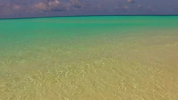 Copiați călătoria spațială a călătoriei relaxante a insulei pe plajă cu mare albastră și fundal de nisip curat lângă recif — Videoclip de stoc